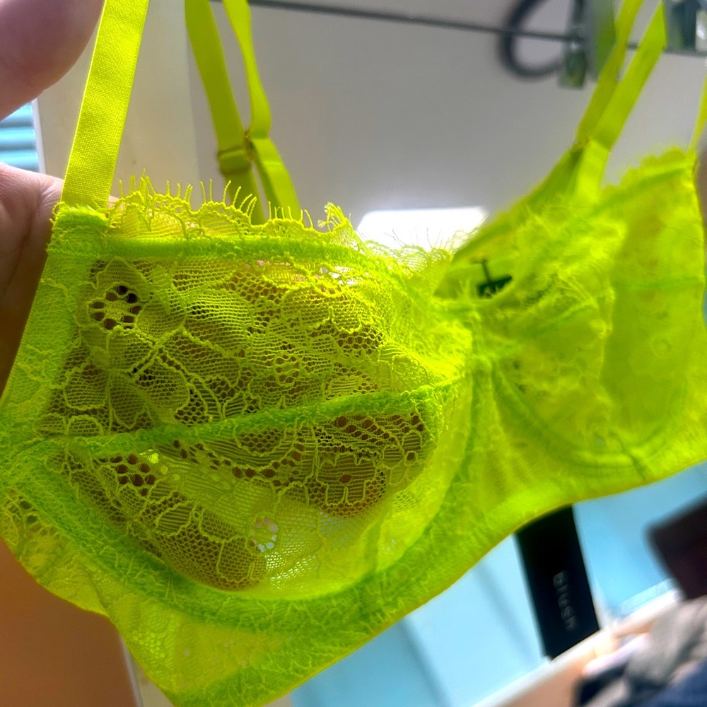 Lace Underwire Bra in Neon Yellow